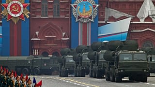 Rusya'nın başkenti Moskova'da Kızıl Meydanı'nda düzenlenen geçit töreninden geçen S-400 hava savunma sistemleri