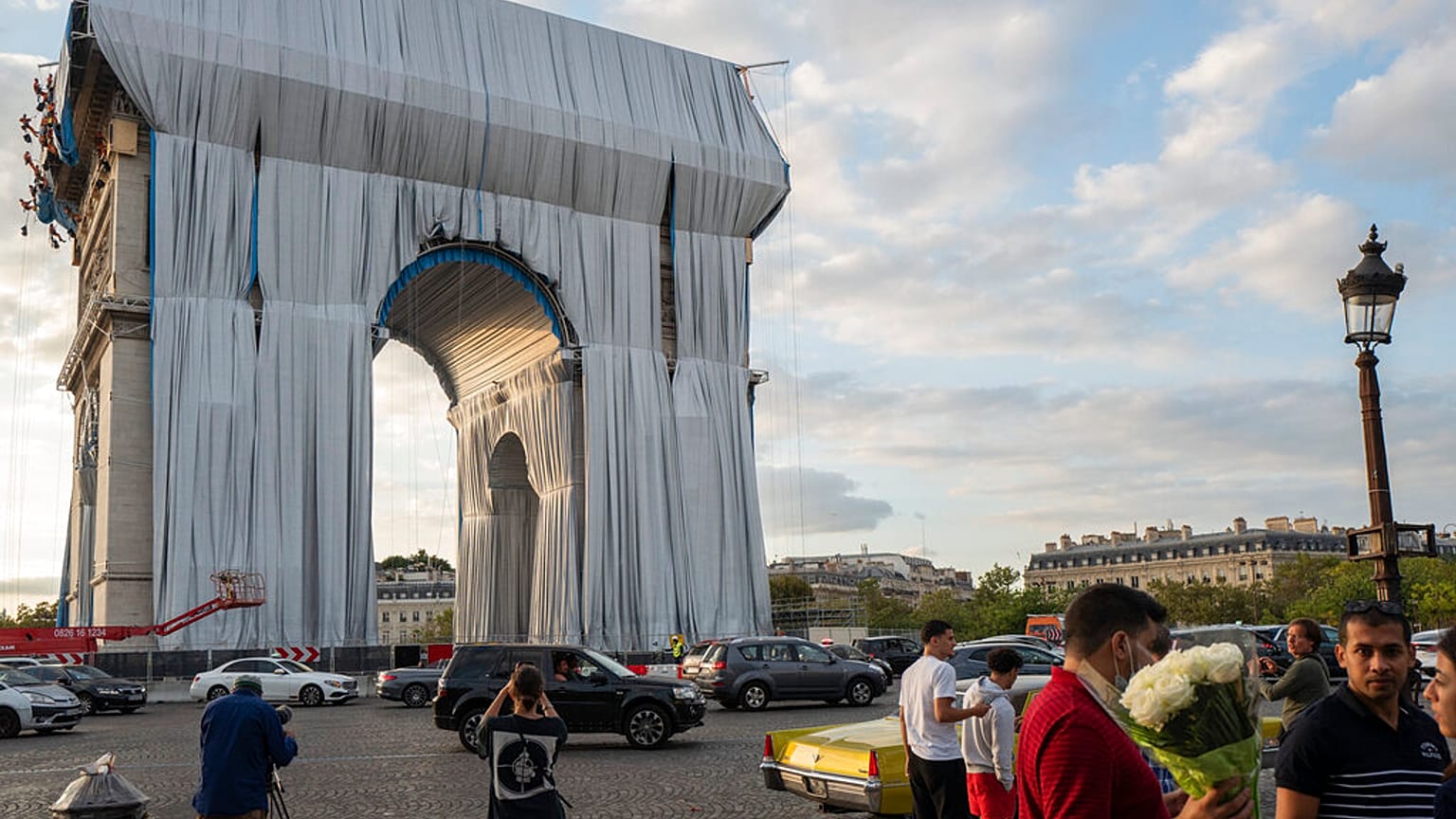 EL Arco del Triunfo de París se reviste para brillar como lo imaginó artista búlgaro Christo  