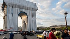 Countdown bei Verhüllung des Pariser Triumphbogens