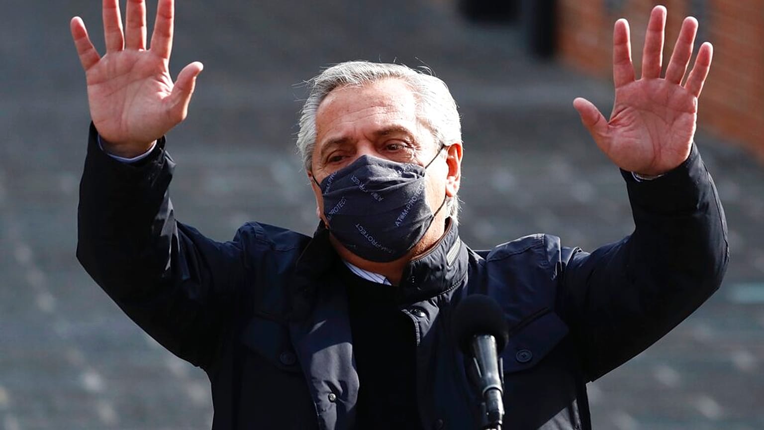 El presidente de Argentina, Alberto Fernández, hace una gesto a la prensa tras votar en las primarias el domingo
