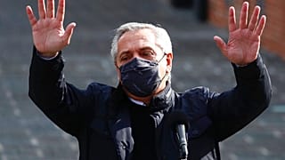 El presidente de Argentina, Alberto Fernández, hace una gesto a la prensa tras votar en las primarias el domingo