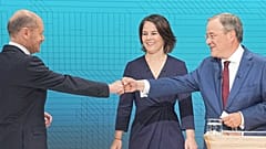 CDU-CSU başbakan adayı Genel Başkanı Armin Laschet (sağda), Sosyal Demokrat Parti'nin başbakan adayı Olaf Scholz (solda), Yeşiller Partisi'nin başbakan adayı Annalena Baerbock