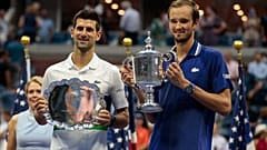 ABD Açık Tenis Turnuvası: Rus Daniil Medvedev (sağda), Novak Djokovic'i yenerek şampiyon oldu