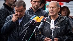 Archivo: Armin Laschet y Olaf Scholz se dirigen a los medios de comunicación durante una conferencia de prensa en Stolberg, Alemania, que fue afectada por fuertes lluvias.