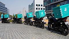 عامل توصيل طعام في دبي. 2021/09/09