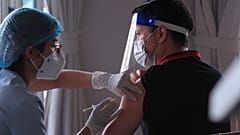 خلال تطعيم أحد مواطني فيتنام