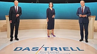 مرشحو الأحزاب للانتخابات العامة (من اليمين إلى اليسار): آرمين لاشيت مرشح المحافظين، أنالينا بيربوك مرشحة الخضر وأولاف شولتس عن الحزب الاشتراكي. 21/09/12