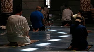 المسلمون يؤدون الصلاة بعد إعادة فتح مسجد الأرقم شوفالي في الجزائر العاصمة، السبت 15 أغسطس/آب 2020.