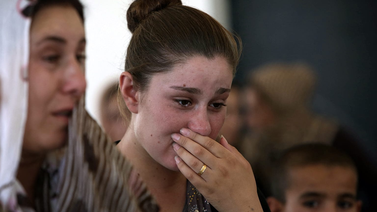 Une femme yezidi pleure après avoir quitté Sinjar en Irak, théâtre de violences perpétrées par le groupe Etat islamique, le 5 août 2014