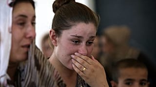 Une femme yezidi pleure après avoir quitté Sinjar en Irak, théâtre de violences perpétrées par le groupe Etat islamique, le 5 août 2014