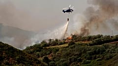 İspanya'da 6 gündür devam eden orman yangınlarına 50 uçak ve helikopterden oluşan bir filo müdahale ediyor.