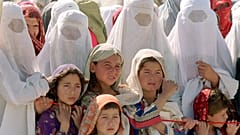 نساء أفغانيات وأطفال في مخيم للاجئين في محافظة تاخار شمال البلاد. 2001/10/05