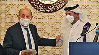 Le ministre des Affaires étrangères français Jean-Yves Le Drian lors d'une conférence de presse à Doha avec son homologue qatari Mohammed ben Abderrahmane Al-Thani le 13/09/21