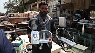 أفغان يقايضون الغذاء والحرية بمقتنياتهم