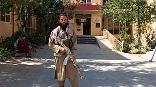 أحد أفراد حركة طالبان يقف لالتقاط صورة في ولاية بنجشير شمال شرق أفغانستان، الأربعاء 8 سبتمبر 2021