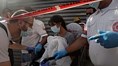 مسعفون إسرائيليون يعاجون امرأة في موقع الهجوم في محطة الحافلات المركزية في القدس يوم الاثنين ، 13 سبتمبر ، 2021.
