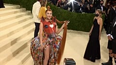 شاهد: "ميت غالا" يجمع أكبر كوكبة نجوم في نيويورك بعد غياب عامين بسبب الجائحة
