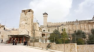 ضابط من شرطة الحدود الإسرائيلية خارج الموقع المعروف للمسلمين باسم المسجد الإبراهيمي واليهود باسم الحرم الإبراهيمي، في مدينة الخليل بالضفة الغربية، الأربعاء 16 فبراير 2011