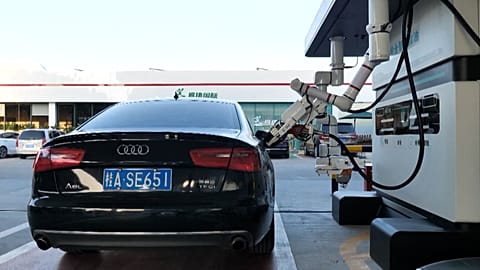 Çin’de robot benzin pompacıları işbaşında