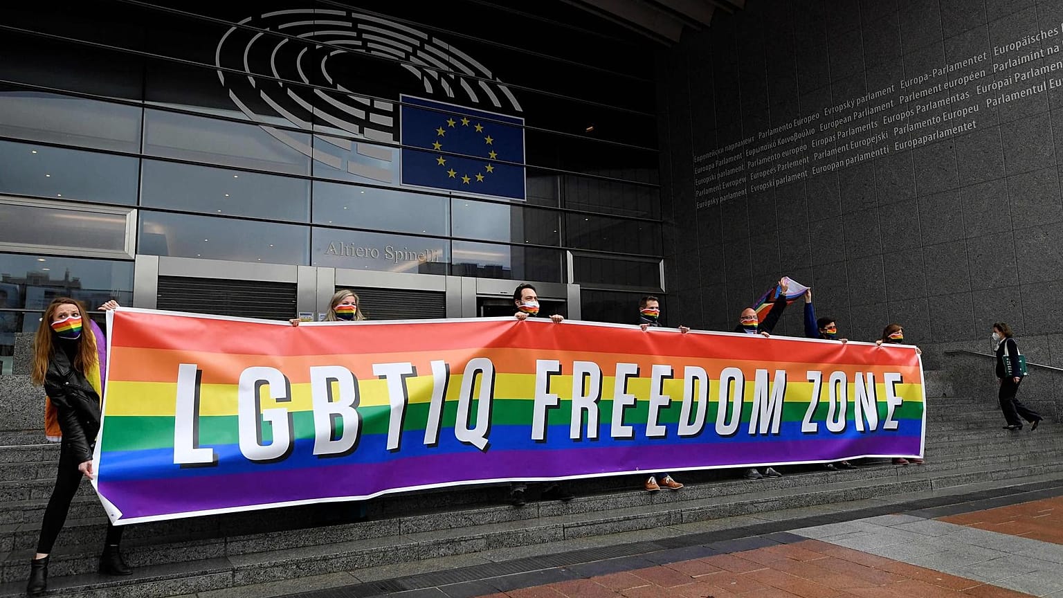 AP önünde LGBT gösterisi