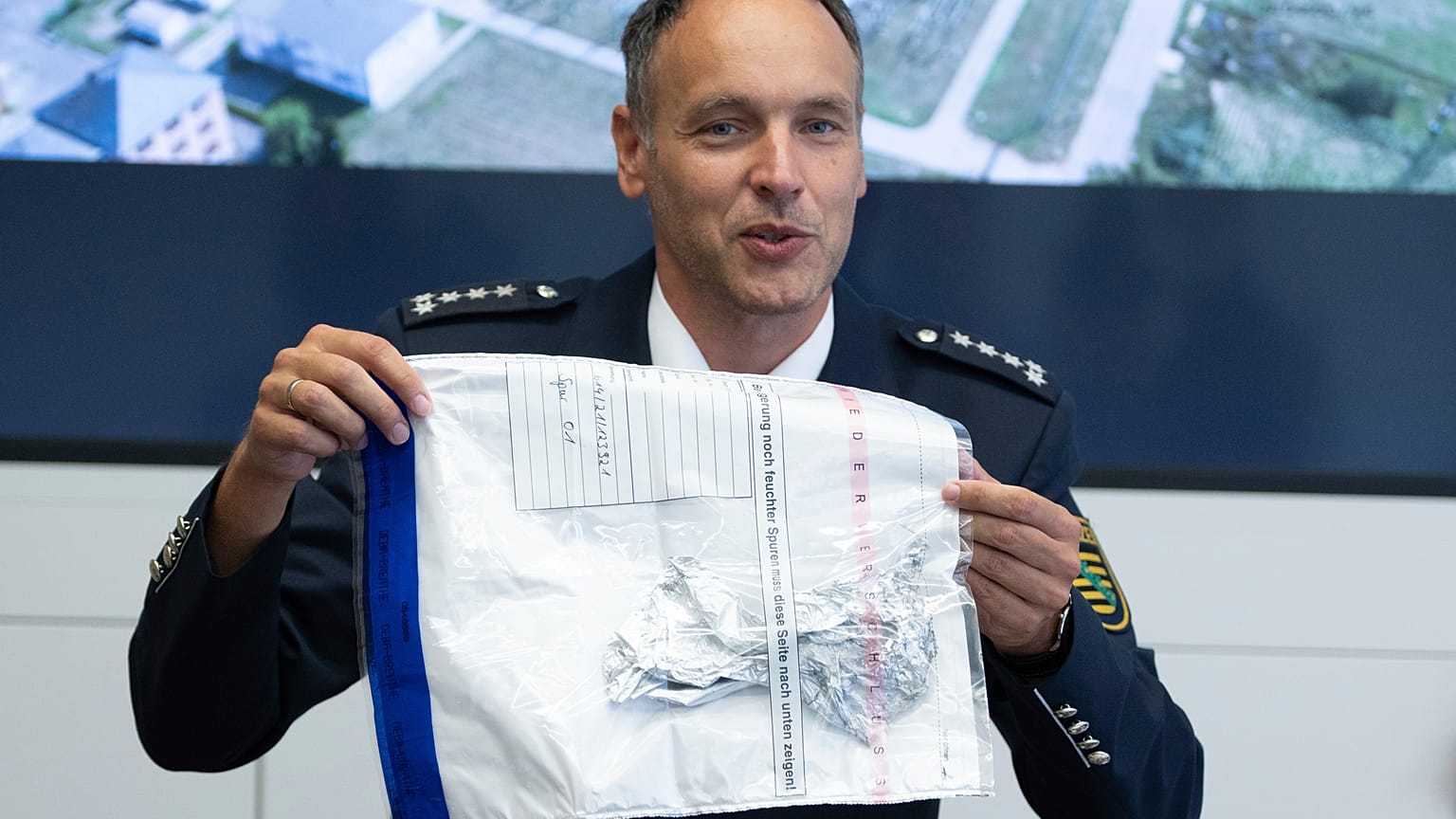 Police spokesman Thomas Geithner shows the remains of the metal foil of the balloon.