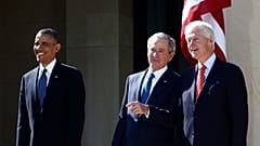 Eski ABD Başkanları Barack Obama (sol), Geogre W. Bush (orta), Bill Clinton (sağ) 
