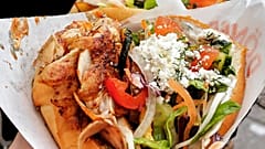 ¿Será ésta una nueva receta para el éxito? En Berlín, se quiere motivar a los no vacunados con vales de kebab. 