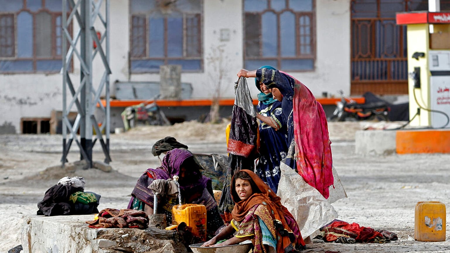 Imágen de archivo de mujeres lavando ropa en Kandahar