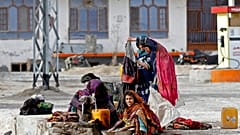 Imágen de archivo de mujeres lavando ropa en Kandahar