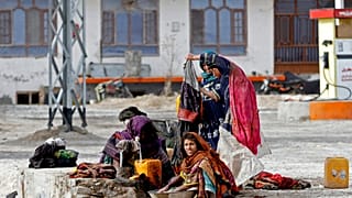Imágen de archivo de mujeres lavando ropa en Kandahar