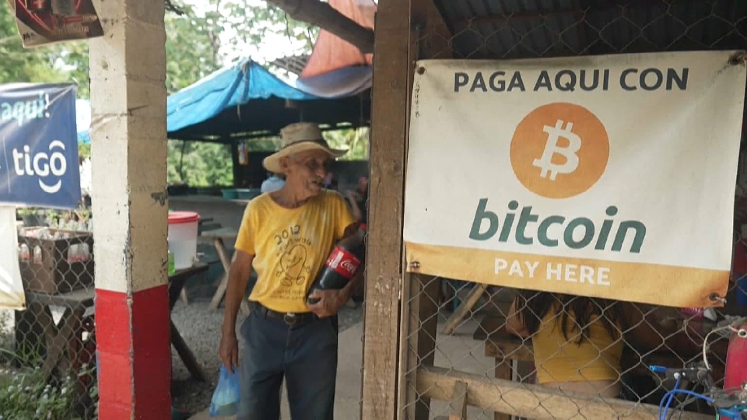Un cartel anunciando que se aceptan bitcóin en El Salvador