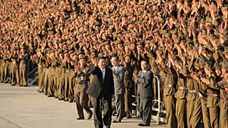 Kim Dzsong Un észak-koreai vezető a Koreai Munkapárt főtitkárával, katonák és a biztonsági erők tagjaival az ország alapításának 73. évfordulóján tartott ünnepségén