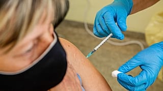 ekete Beáta asszisztens beolt egy nőt a Pfizer-BioNTech koronavírus elleni oltóanyag, a Comirnaty-vakcina második adagjával a békéscsabai Réthy Pál kórházban