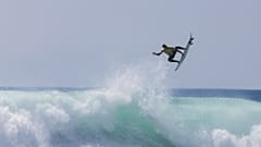 Gabriel Medina "voa" para o título mundial