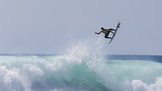 Gabriel Medina "voa" para o título mundial