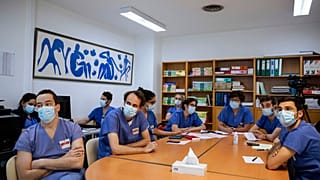 Fransa'da Covid-19 aşısı yaptırmayan 300 bin sağlık çalışanı mesai engeliyle karşı karşıya