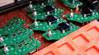 Des semi-conducteurs assemblés à New York, le 28 avril 2021.