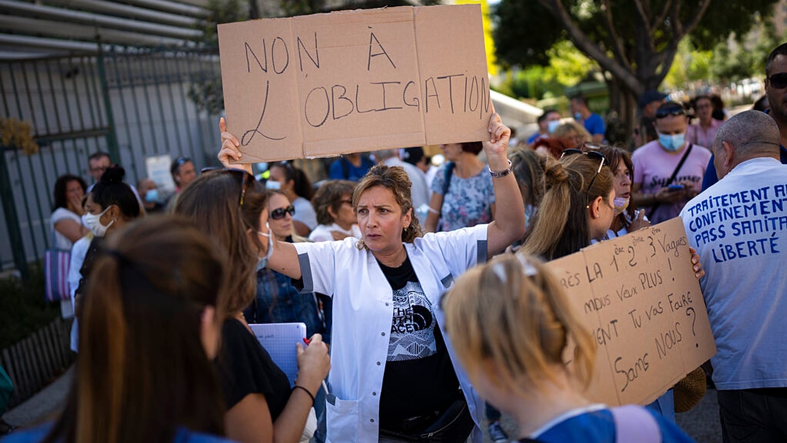 Une manifestation contre l'obligation vaccinale, le 5 aout 2021 devant l'hôpital La Timone, Marseille, France