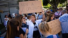 Une manifestation contre l'obligation vaccinale, le 5 aout 2021 devant l'hôpital La Timone, Marseille, France