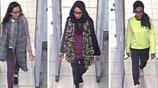ثلاث صور مجمعة التقطتها الشرطة بواسطة كاميرا مراقبة، وهي تظهر شميمة بيغوم تتوسط خديجة سلطانة (على اليسار) وأميرة عباس (على اليمين) في مطار غتويك متجهات إلى تركيا 2015/02/23