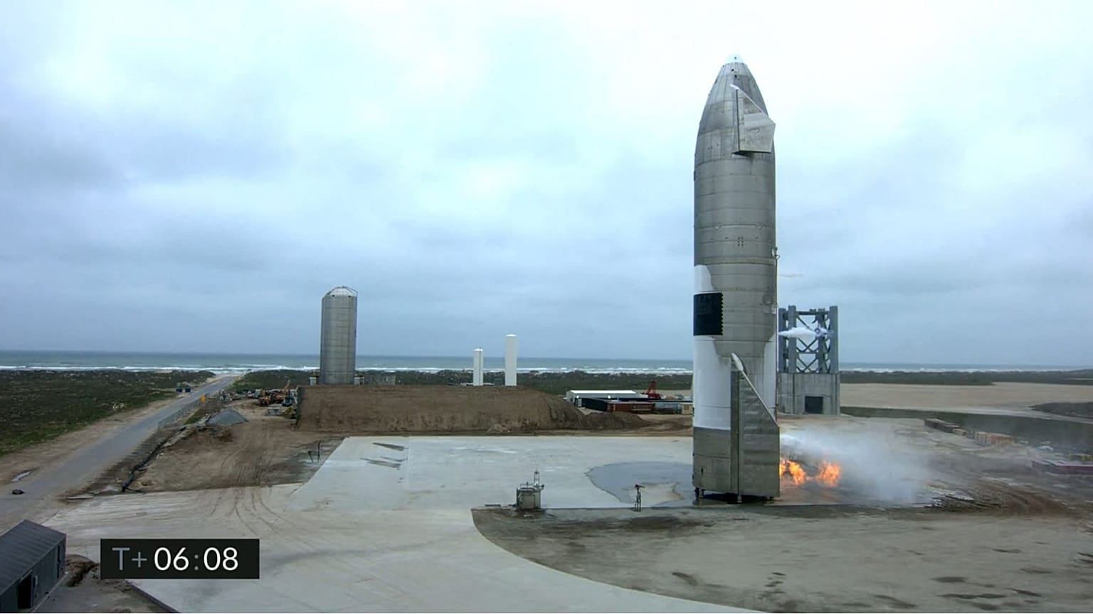 صورة مأخوذة من البث المباشر عبر الويب لشركة سبيس إكس، تُظهر (Starship SN15) بعد هبوطها في بوكا تشيكا، تكساس، 5 مايو 2021