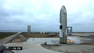 صورة مأخوذة من البث المباشر عبر الويب لشركة سبيس إكس، تُظهر (Starship SN15) بعد هبوطها في بوكا تشيكا، تكساس، 5 مايو 2021