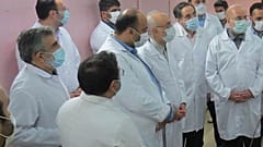 رئيس البرلمان الإيراني محمد باقر غاليباف (إلى اليمين) ورئيس المنظمة الذرية الإيرانية علي أكبر صالحي (إلى اليسار) يزوران منشأة فوردو لتحويل اليورانيوم، إيران، 28 يناير 2021 