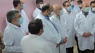رئيس البرلمان الإيراني محمد باقر غاليباف (إلى اليمين) ورئيس المنظمة الذرية الإيرانية علي أكبر صالحي (إلى اليسار) يزوران منشأة فوردو لتحويل اليورانيوم، إيران، 28 يناير 2021 