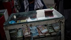 صرافی خیابانی در کابل