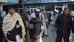 صرافون أفغان ينتظرون العملاء في سوق صرف العملات في كابول، أفغانستان، 17 ديسمبر 2015