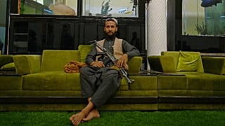 أحد أفراد حركة طالبان داخل القصر