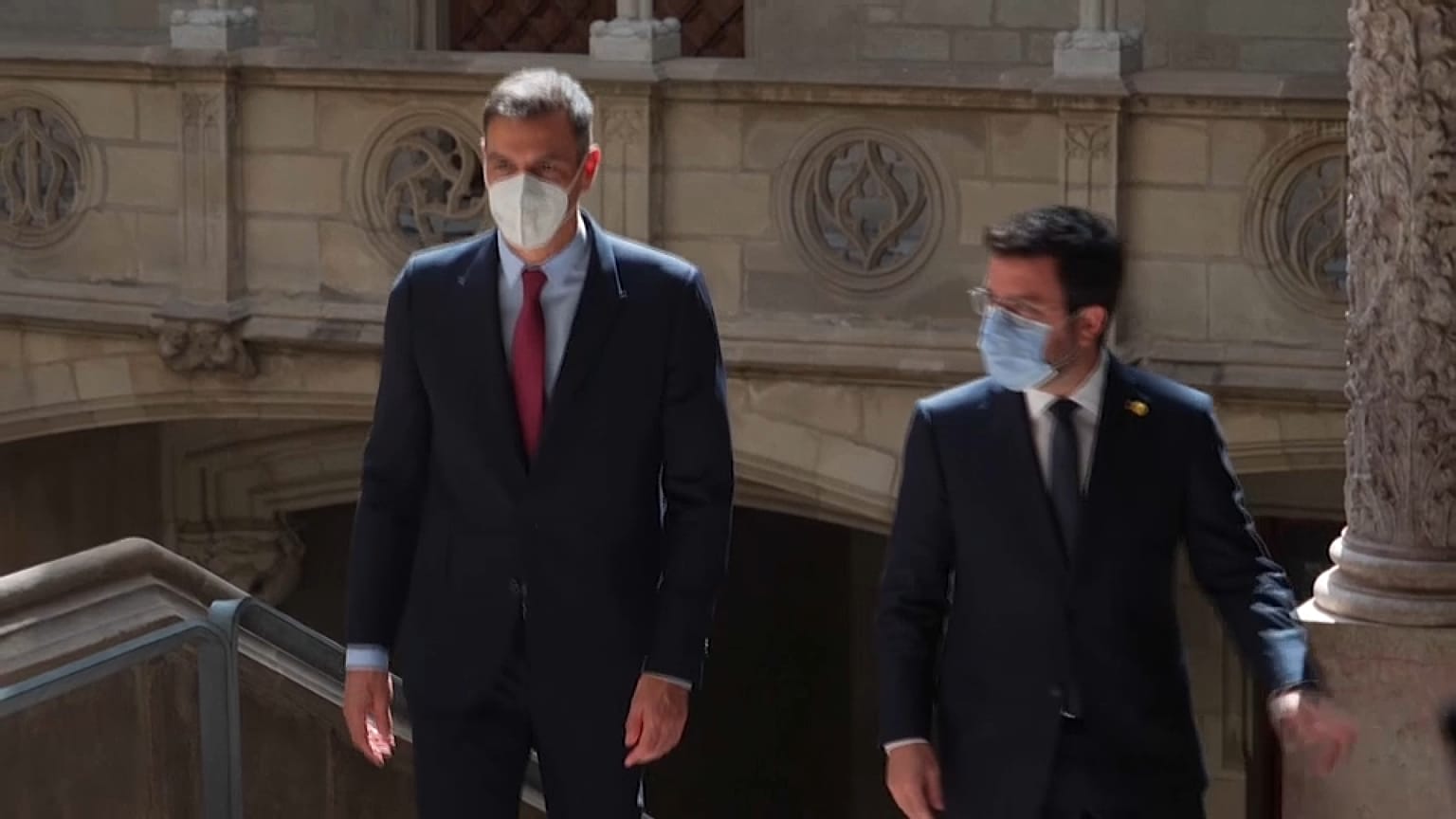 Pedro Sánchez recibido por Pere Aragonés en el Palau de la Generalitat.