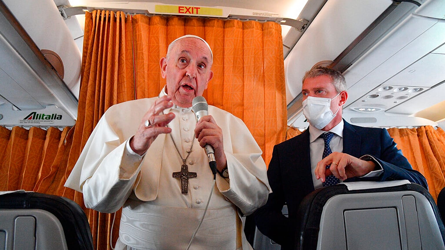 El papa Francisco expresa en el avión su opinión sobre el aborto