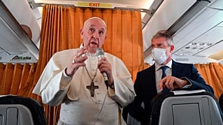 Papa fala aos jornalistas a bordo do avião